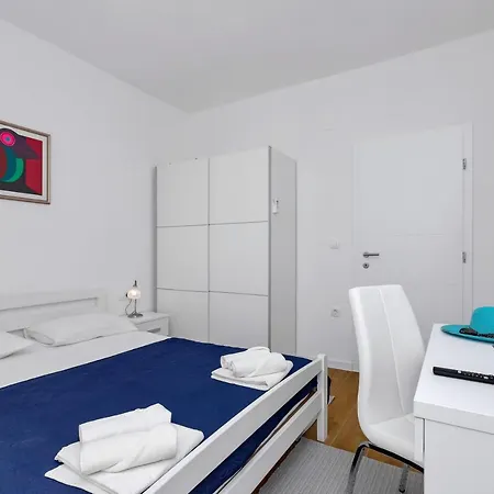 Koky Lägenhet Makarska